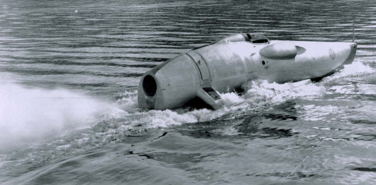 John Cobb sets off across Loch Ness in the K6