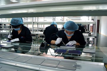 Making solar panels in dust free factories in china