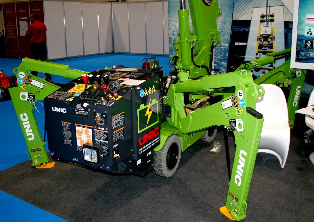 Portable crane lifting solution with hydraulic feet extension
