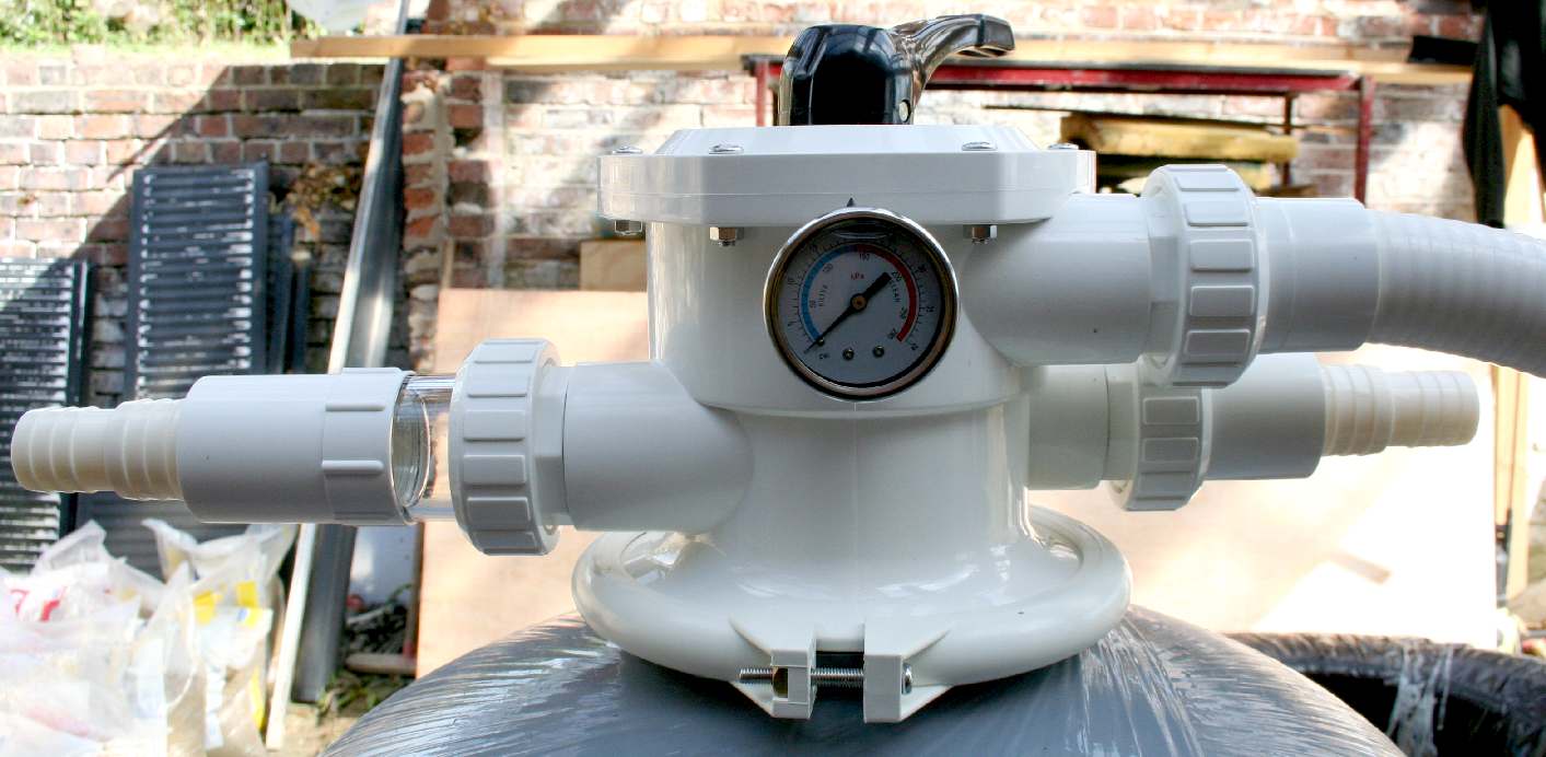 Filter head and valve handle with pressure gauge