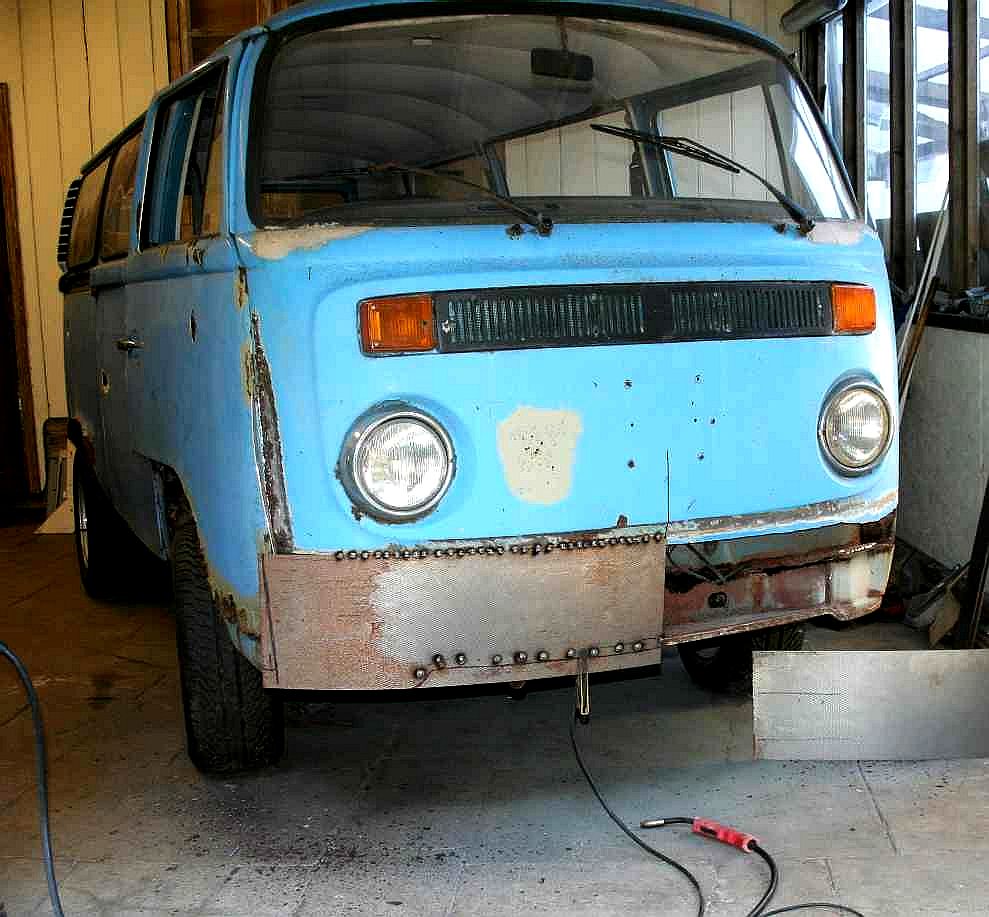 Front valance body panel repairs to a bay window VW