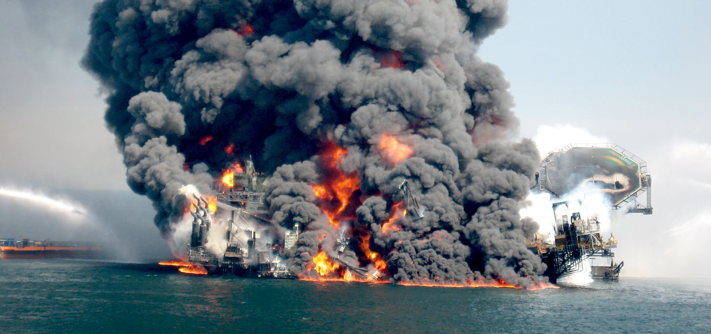 30 апреля 2010. Взрыв нефтяной платформы Deepwater Horizon 2010. Взрыв нефтяной платформы Deepwater Horizon в мексиканском заливе. Взрыв нефтяной платформы Deepwater Horizon - 20 апреля 2010 года. Катастрофа в 2010 году в мексиканском заливе техногенная.